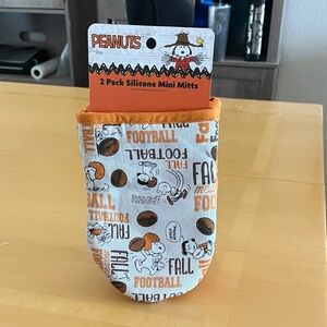 Peanuts Orange and White Silicone Mitts